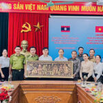 Đoàn Lào tặng bức tranh về đất nước Lào xinh đẹp