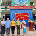 trao tiền cho trẻ mồ côi